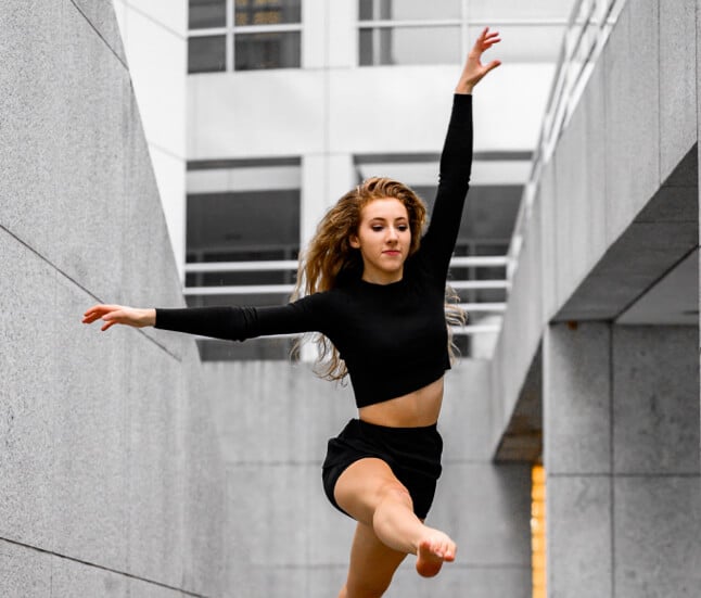 femme qui danse : La Thérapie Holistique : Une Approche Complète pour le Bien-être