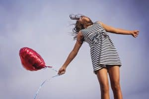 femme balon rouge coeur : La Thérapie Holistique : Une Approche Complète pour le Bien-être