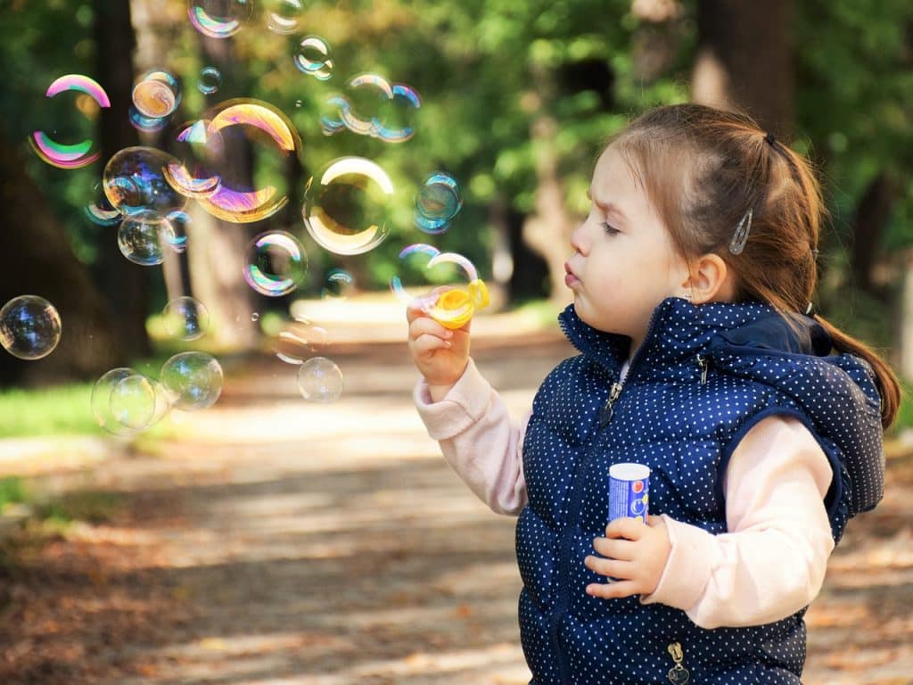 petit fille qui fait des bulles : Les Blessures de l'Enfance: Impact et Chemin vers la Reconstruction