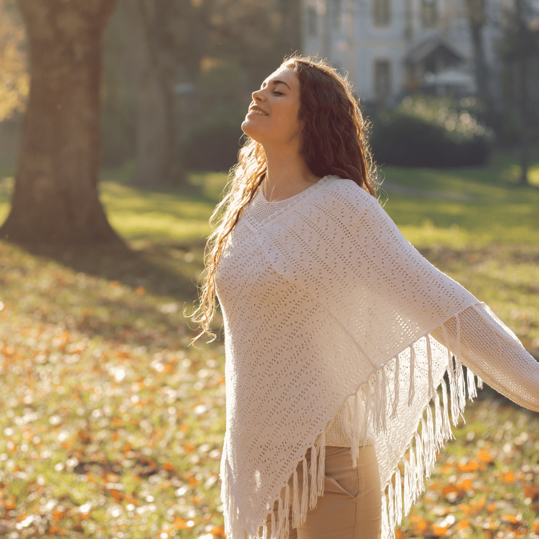 femme heureuse qui ecarte les bras : Pourquoi Travailler sur Soi