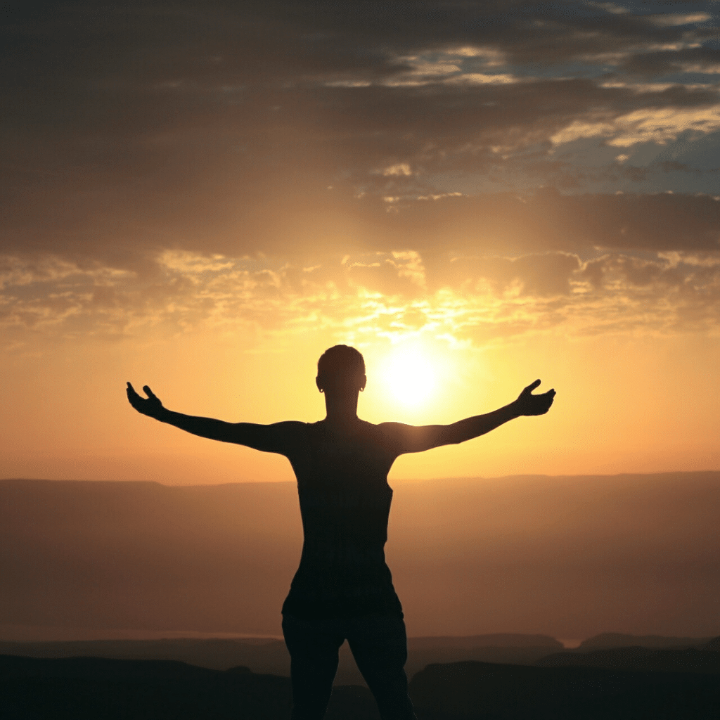 coucher de soleil personnage qui ecarte les bras ; formation thérapie énergétique