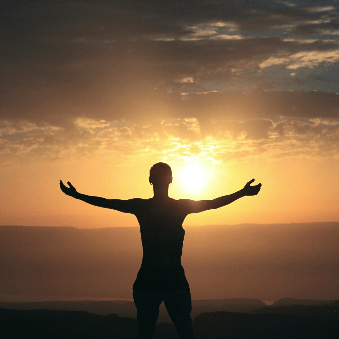 coucher de soleil personnage qui ecarte les bras ; formation thérapie énergétique