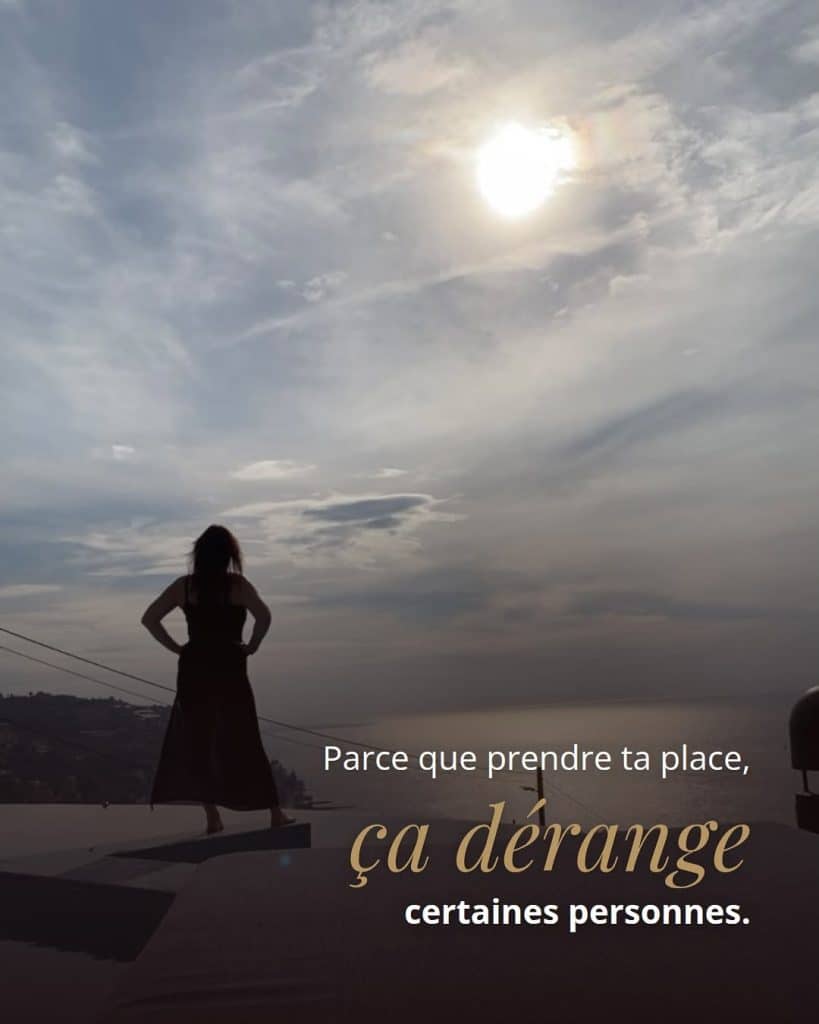 Silhouette face à la mer sous un ciel voilé : « Parce que prendre ta place, ça dérange certaines personnes. »